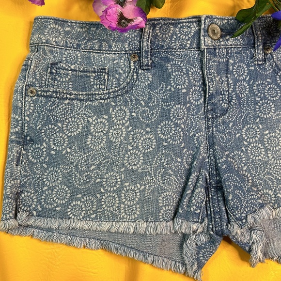 Aeropostale Shorty Size 5/6 Side Slit Denim Stenciled Cutoffs - Picture 6 of 13